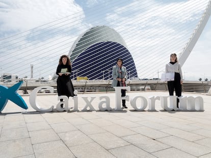 Las artistas Anna Talens (izquierda) e Inma Femenía flanquean a la directora general adjunta de la Fundación "la Caixa", frente al Ágora, donde se construye el CaixaForum de Valencia.