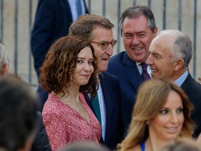 Isabel Díaz Ayuso y Alberto Núñez Feijóo, en la toma de posesión de Juan Manuel Moreno como presidente de la Junta de Andalucía, el 23 de julio.