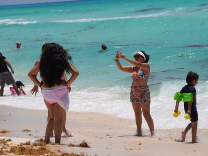 Una mujer se hace un selfi en una playa de Cancún (México).