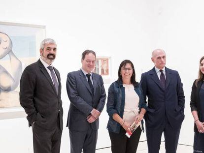 El director del área de cultura de la Fundación Bancaria La Caixa, Ignasi Miró; el comisario Joachim Pissarro; la directora general adjunta de la fundación, Elisa Durán; el nieto de Pablo y Olga Picasso, Bernard Ruiz-Picasso, y la comisaria Emilia Philippot.