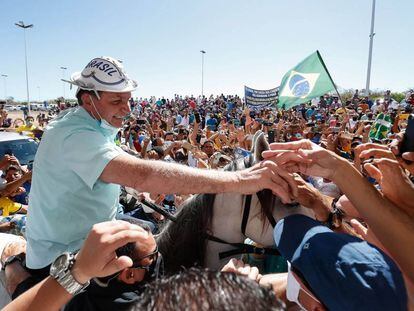 Cientos de personas reciben al el presidente de Brasil, Jair Bolsonaro, en la ciudad de Sao Raimundo Nonato, en su primer viaje dentro del país desde que se recuperó de la covid-19.