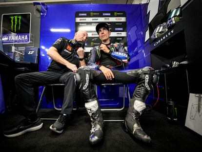 Maverick Viñales, en el box durante el GP de Estiria junto a su jefe técnico Silbano Galbusera.