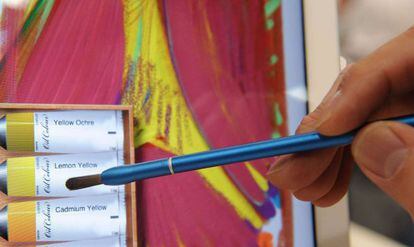 Los pinceles NomadBrush aplican sus colores en tabletas iPad. Cada uno cuesta unos 30 dólares.