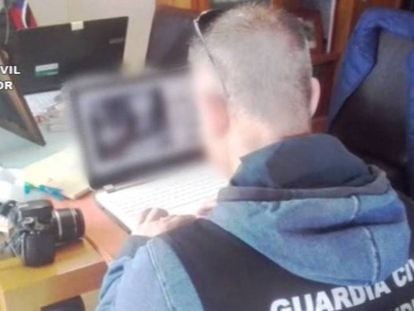 Un guardia civil, investigando sobre pornograf&iacute;a infantil en una imagen de archivo.