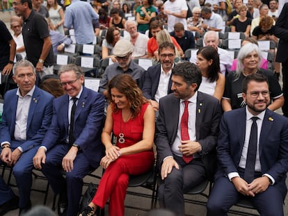 (I-D) El conseller de Educación de la Generalitat, Josep Gonzàlez-Cambray; el diputado de la CUP en el Parlament Carles Riera; la consellera de la Presidencia de la Generalitat, Laura Vilagrà; el vicepresidente de la Generalitat y conseller de Políticas Digitales y Territorio, Jordi Puigneró, y el presidente de la Generalitat, Pere Aragonès, conversan en el acto de Òmnium Cultural con motivo de la Diada.