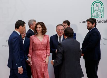 El presidente de la Junta de Andalucía, Juan Manuel Moreno, conversa con los presidentes autonómicos que asistieron el 27 de julio a su juramento del cargo para un nuevo mandato, entre los que se encuentran la de La Comunidad de Madrid, Isabel Díaz Ayuso, y el de Murcia, Fernando López Miras, ante la fachada del Palacio de San Telmo de Sevilla, sede de la Presidencia.