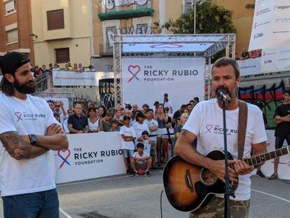 Ricky y Pau Donés, en el acto de la fundación de este jueves.