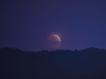 Un eclipse lunar total visto desde Ciudad de México, en mayo de 2021.