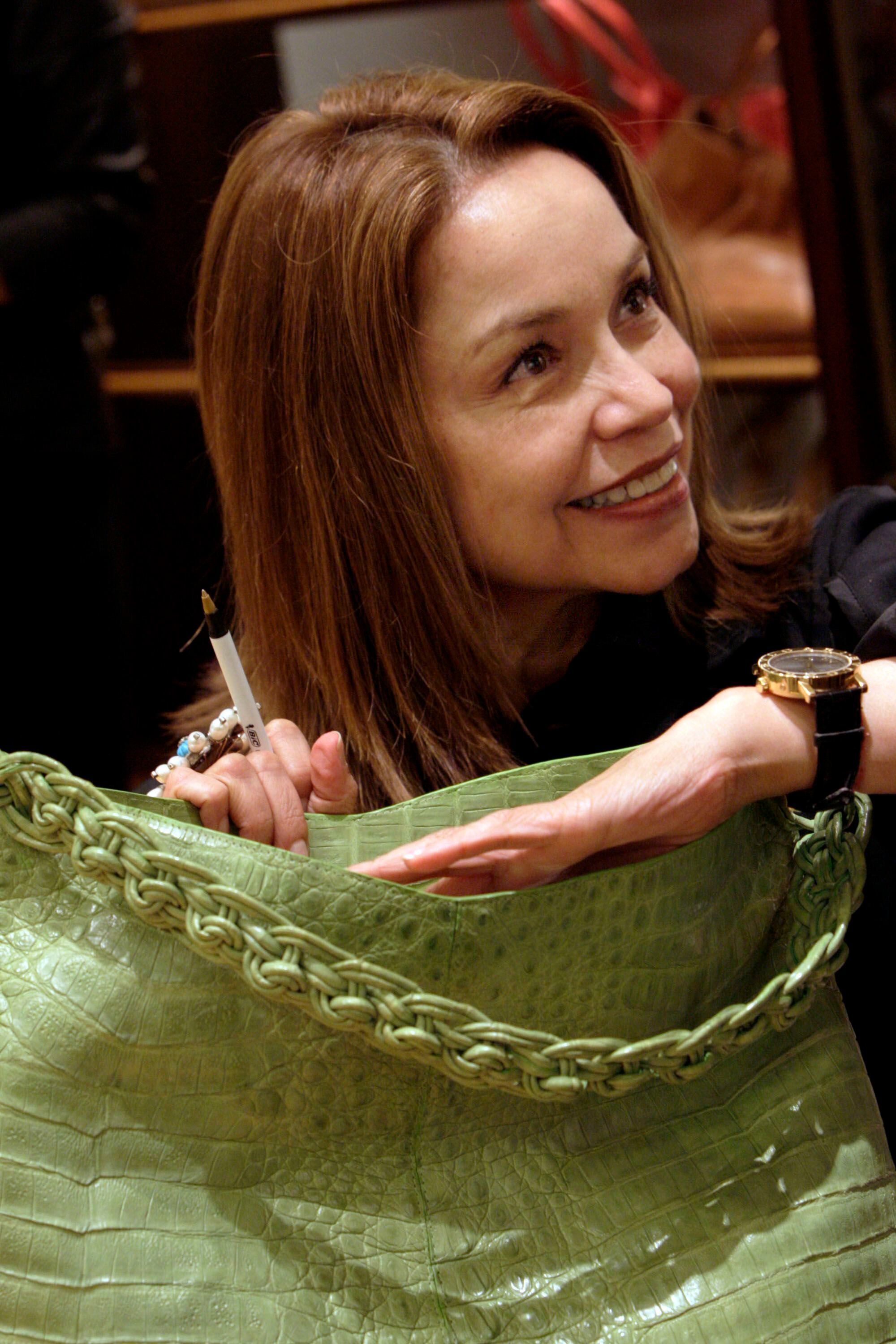 Nancy González presume un bolso diseñado por su empresa en Neiman Marcus, en Florida (EEUU), en 2008.