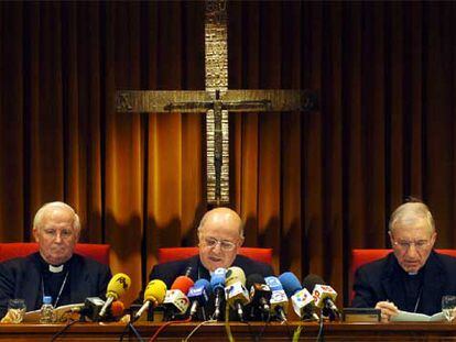 El presidente de la Conferencia Episcopal, Ricardo Blázquez (centro), el cardenal Antonio María Rouco Varela (derecha) y el arzobispo Antonio Cañizares.