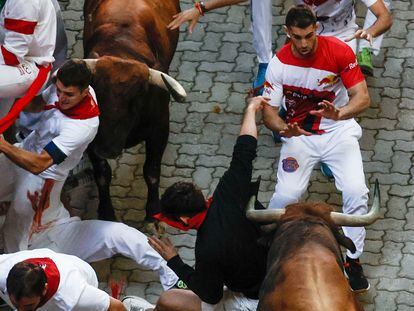 Muy peligroso y emocionante quinto encierro de San Fermín con los toros de Cebada Gago