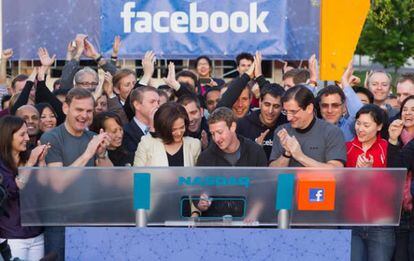 Los acompañantes de Zuckerberg, en la apertura de la sesión bursátil de este viernes, le jalean al máximo directivo de Facebook.