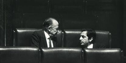 Santiago Carrillo (izquierda) charla con Adolfo Su&aacute;rez en el Congreso de los Diputados en 1983.