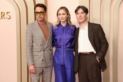 Los protagonistas de 'Oppenheimer', de Christopher Nolan, posan juntos a su llegada al almuerzo de los Oscar. De izquierda a derecha, Robert Downey Jr., nominado a mejor actor de reparto; Emily Blunt, a mejor actriz de reparto; y Cillian Murphy, que opta al galardón como mejor actor.