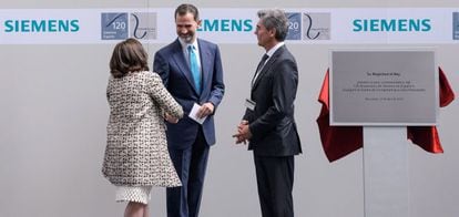 La presidenta de Siemens Espa&ntilde;a, Rosa Garc&iacute;a, el rey Felipe VI y el consejero delegado de Siemenes AG Joe Kaese, esta ma&ntilde;ana durante la inauguraci&oacute;n del nuevo centro de I+D ferroviario en Madrid.