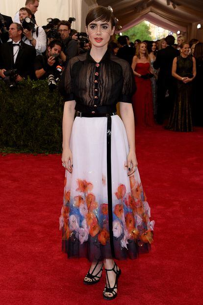 Lilly Collins, muy favorecida con uno de los diseños de la colección Alta Costura Primavera 2015 de Chanel.
