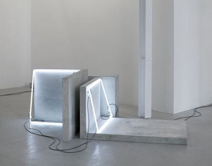 Una instalación de cemento y fluorescentes perteneciente a la última exposición de José Dávila en la galería Travesía Cuatro de Madrid.