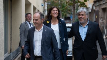 El secretario general de Junts, Jordi Turull; la presidenta del partido, Laura Borràs, y el líder en el Parlament, Albert Batet, en las puertas de la sede de la formación este viernes por la tarde.