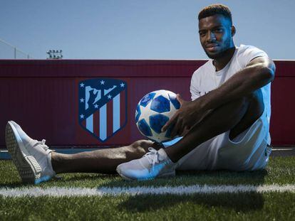 Thomas Lemar, en uno del los campos de entrenamiento de la Ciudad Deportiva Wanda, en Majadahonda.