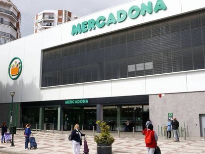 Personas hacen colas en los supermercados guardando las distancias marcadas por el Real Decreto por el Estado de Alarma del COVID-19