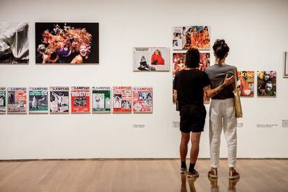 Una pareja de visitantes de la exposición del IMS de São Paulo contempla las portadas de algunas de las publicaciones contemporáneas a los retratos realizados por Madalena Schwartz y dedicadas también a los travestis, homosexuales y lesbianas.