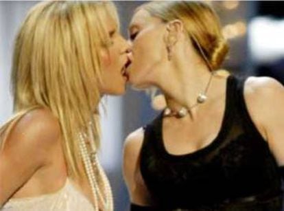 Beso entre Britney Spears (izquierda) y Madonna en los Premios MTV Video Music de 2003.