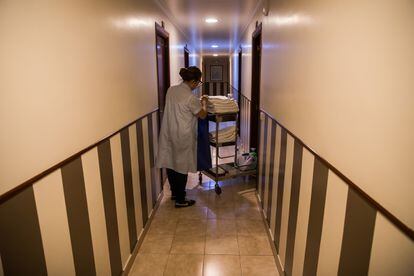 Una trabajadora arregla las habitaciones de un hotel de Sanxenxo (Pontevedra).