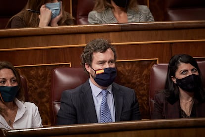 Los portavoces de Vox, Macarena Olona (d), e Iván Espinosa de los Monteros (centro), durante una sesión plenaria en el Congreso de los Diputados.