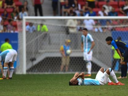 Los jugadores argentinos lamentan la eliminaci&oacute;n tras el empate con Honduras.
