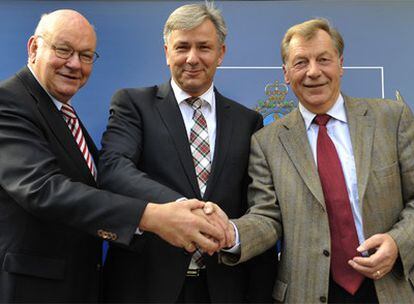 Walter Momper, a la izquierda, Klaus Wowereit (en el centro) y Eberhard Diegpen.