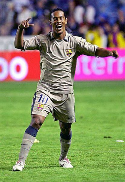 Ronaldinho, en plena celebración ayer tras el partido.