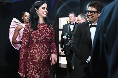 Krysten Ritter, muy sonriente al abandonar el escenario.