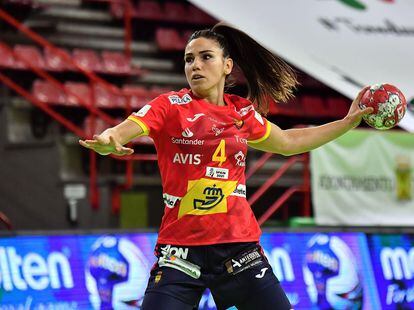 La capitana de la selección de balonmano, Carmen Martín, contra Eslovaquia en Torrelavega el pasado fin de semana.