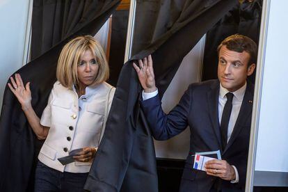 Los franceses votan este domingo bajo fuertes medidas de seguridad en la primera vuelta de las elecciones legislativas, con el movimiento del presidente Emmanuel Macron como claro favorito. En la imagen, el presidente de Fancia junto con su esposa, Brigitte, salen de una cabina antes de votar, en Le Touquet.