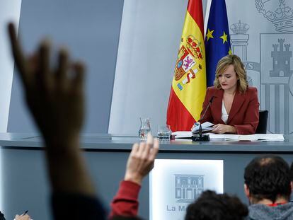 Varios periodistas hacen preguntas a la ministra de Educación y portavoz del Gobierno, Pilar Alegría, durante la rueda de prensa tras el Consejo de Ministros.