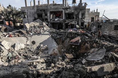 Varias personas buscan entre los escombros de los edificios destruidos tras los ataques israelíes esta madrugada sobre Rafah. 