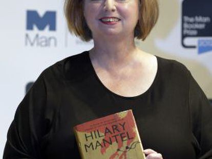 La escritora Hilary Mantel sostiene un ejemplar de 'Bring up the Bodies', anoche en Londres.