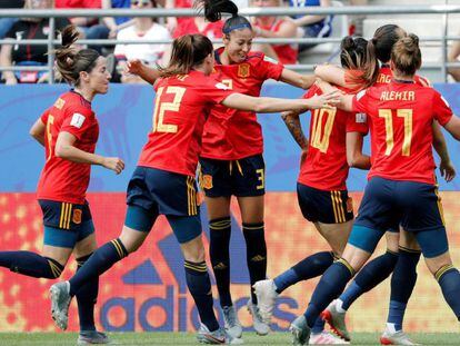 Las jugadoras de la selección española celebran el primer gol marcado al equipo estadounidense.