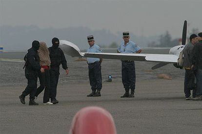 Soledad Iparraguirre, <i>Amboto</i>, embarca en el avión que iba a trasladarla a París.