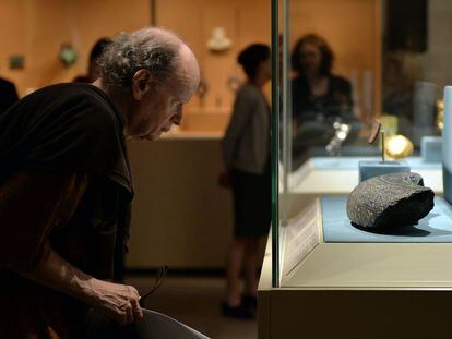 Un hombre observa inscripciones babilónicas en una exposición itinerante de los fondos del British Museum a su paso por Nueva York.