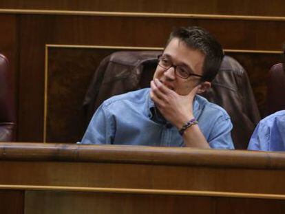 Íñigo Errejón, entre Irene Montero y Pablo Iglesias, hoy en el Congreso.