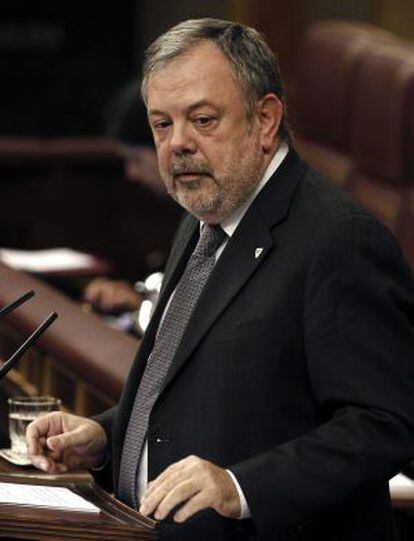 Pedro Mar&iacute;a Azpiazu (PNV) durante el debate hoy del Proyecto de ley de los Presupuestos para 2012 en el pleno del Congreso.