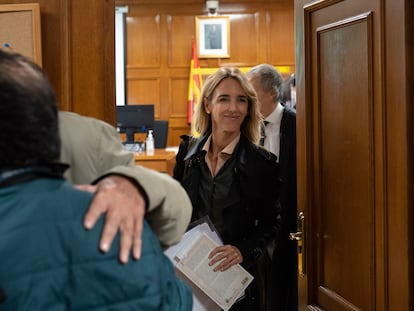 Cayetana Álvarez de Toledo (a la derecha), este miércoles en el juzgado de Zamora en el que se la juzga por llamar terrorista a Francisco Javier Iglesias (a la izquierda, con mascarilla).