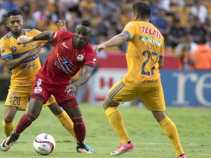 Quiñónes (c) controla el balón en un partido contra Tigres.