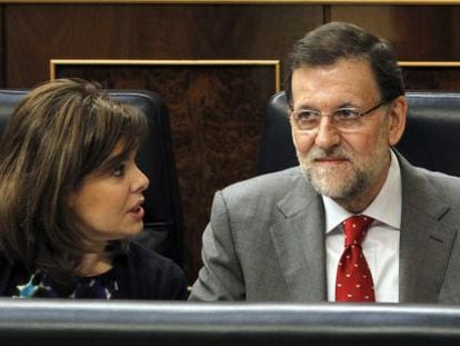 El presidente del Gobierno, Mariano Rajoy, junto a la vicepresidenta, Soraya S&aacute;enz de Santamar&iacute;a