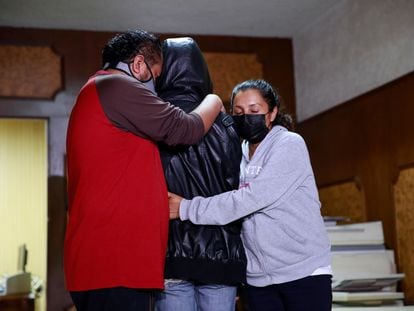 Raúl y María abrazan a su hijo, menor de 15 años presuntamente abusado por diputado Benjamín Saul Huerta.