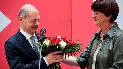 Olaf Scholz recibe un ramo de flores este lunes en Berlín.