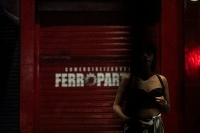 Una mujer se oculta entre las sombras en una avenida del barrio San Diego.