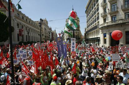 Aspecto de la manifestación central de los sindicatos celebrada ayer en Sevilla.