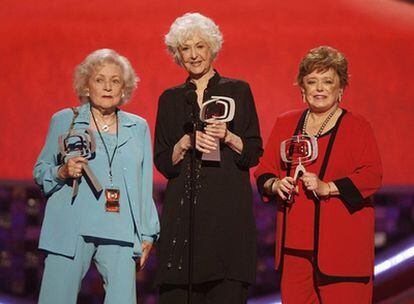 Bea Arthur, en el medio de la foto, recibe un premio junto a sus compañeras de 'Las chicas de oro' Betty White y Rue McClanahan, en junio de 2008.